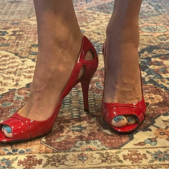 Classic GUESS Red Peep Toe Patent Leather  Size 8 mid heel excellent condition. - Picture 5 of 8
